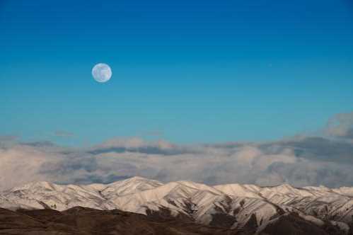 NBA西蒙斯快攻2打1不投篮乱传球主场球评摇头:该出手了啦